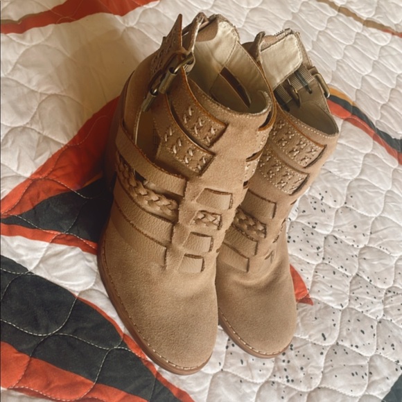 Tan low heels - Picture 3 of 3